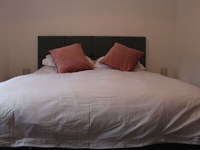Luxury 2 Bed Apartment in the City of Ripon, close to the Cathedral with Parking