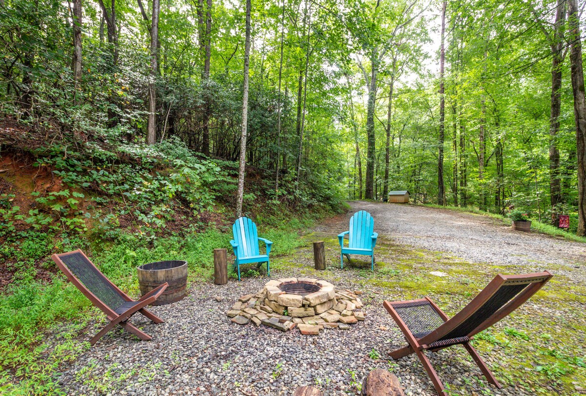 Wine Country Cabin nestled in the the Georgia Mountains of Dahlonega