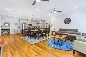 Living room/Dining area