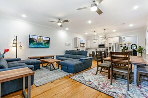 Living room/Dining area