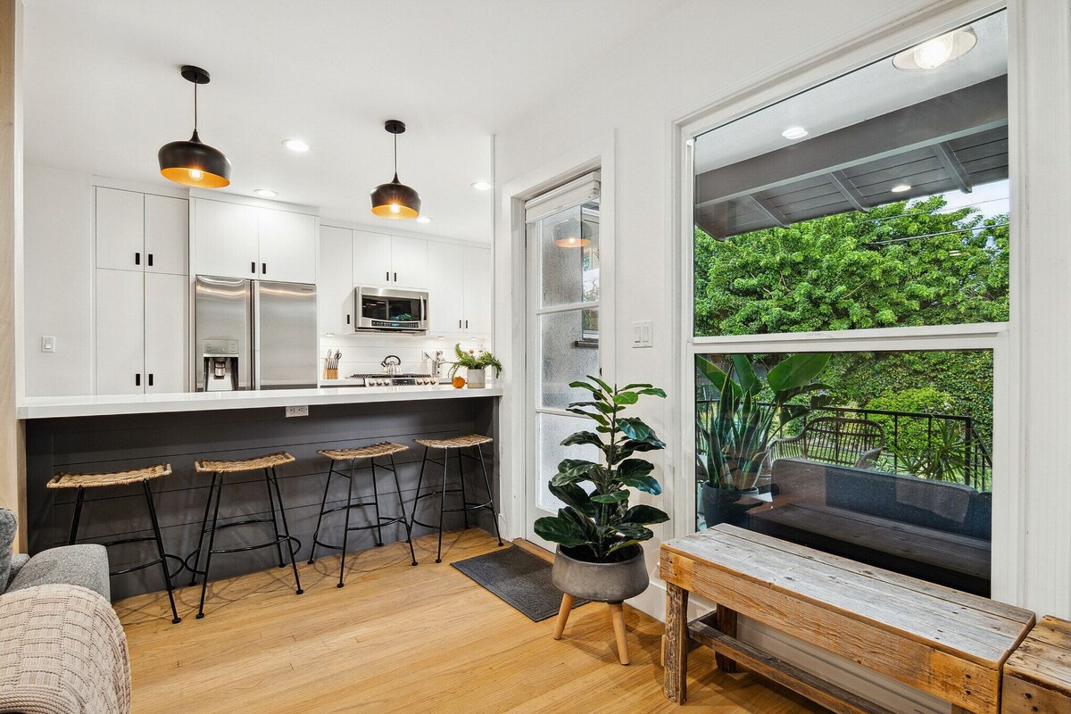 3 BD, 2 BA Modern, Tranquil Oasis ((<2 miles from Beach)
