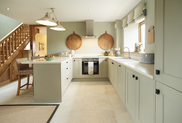 Ground floor: Fully equipped kitchen