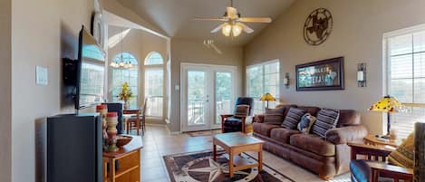 Large & Comfortable Family Room w/Vaulted Ceilings