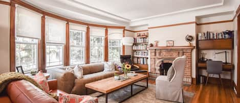 Living Room with plenty of books to read and a workstation. 