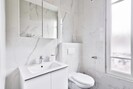Salle de bain en marbre, tout confort entièrement rénovée.