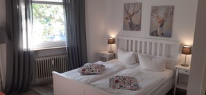 Hotel Bären garni, (Freiburg), LHS 03847-Beispiel: modernes Doppelzimmer, auch für 3 Personen/Kinder/Jugendliche möglich