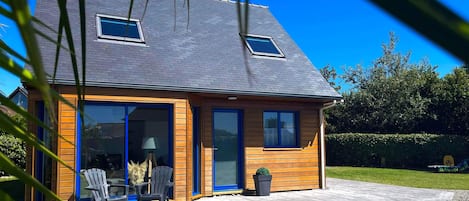 La maison avec sa terrasse en béton imprimé.