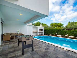 Bâtiment, Propriété, Plante, L'Eau, Meubles, Table, Fenêtre, Piscine, Bleu Azur, Ombre