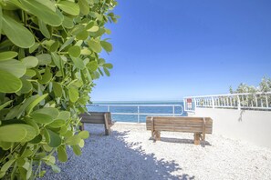 Amazing water views and fishing 100-steps away, Siesta Key 3BR