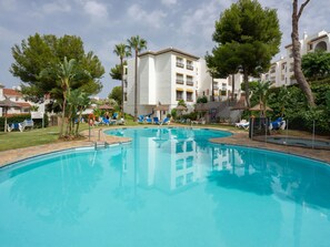 L'Eau, Ciel, Plante, Bâtiment, Nuage, Piscine, Arbre, Bleu Azur, Maison, Mobilier De Jardin