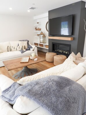Spacious living room with gas fireplace and flatscreen TV