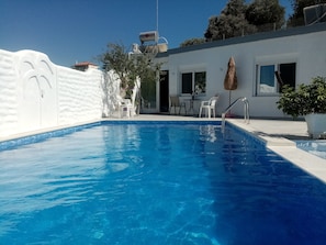 the pool right in front of the apartment 