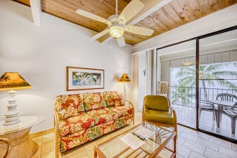 Oceanfront condo with lanai, full water view, hot tub & pool