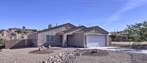 This 3-bedroom, 2-bath vacation rental is located in Bullhead!