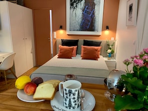 grand lit king size (ou 2 lits separés sur demande)
