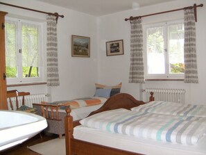 Ferienwohnung Obersee für 2-6 Personen, Balkon, 70 qm-Schlafzimmer