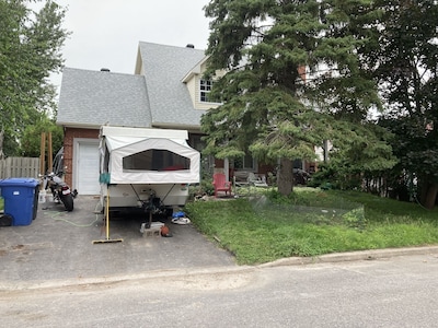 Brossard Cottage 5 mins from Downtown Montreal but in quite area............... 