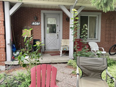 Brossard Cottage 5 mins from Downtown Montreal but in quite area............... 