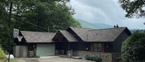 Welcome to Rising Sun Lane with the Black Mountain Range in the background.