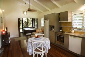 Lillypads Yellow Cottage - Kitchen to sitting area