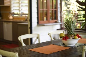Lillypads Yellow Cottage - Verandah Dining