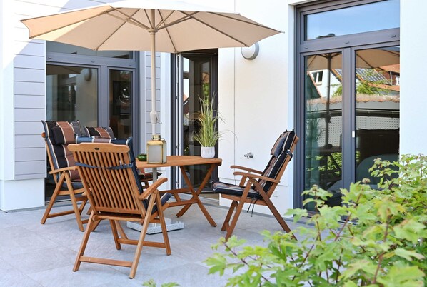 Terrasse mit Gartenmöbeln