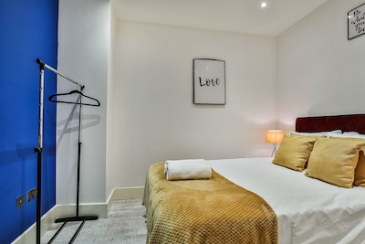 City Dreamz -NEW Stylish and Modern Flat with FREE WIFI