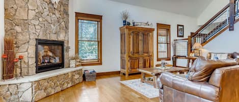 Comfortable Living Room with TV and Fireplace