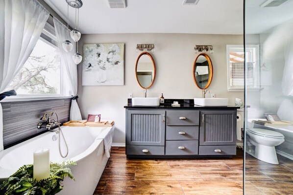Lux main bath with soaking tub