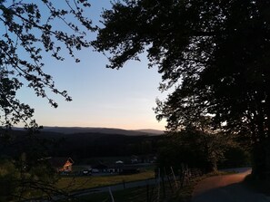 Vista frontal de la propiedad por la tarde o noche