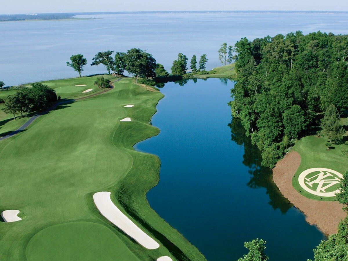 Water-view in Kingsmill, 10 minutes to Busch Gardens & Colonial Williamsburg!