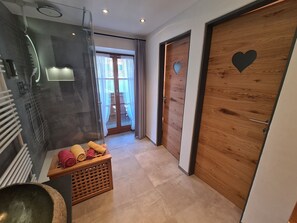 Badezimmer mit 2 Toiletten