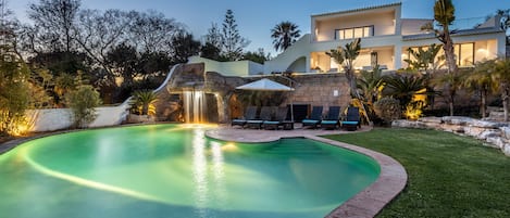 Quinta dos Raposos - 7 ensuite bedrooms with three pools and large gardens.
