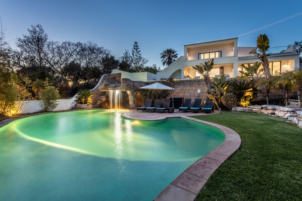 Quinta dos Raposos - 7 ensuite bedrooms with three pools and large gardens.
