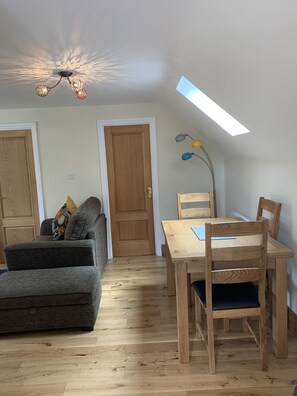 Lounge/Dining Area