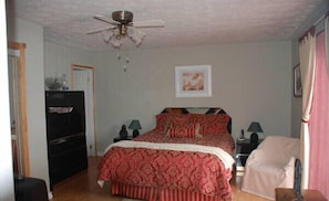 Master bedroom with large ensuite bathroom. The bathroom can either be private or accessed through the main floor.