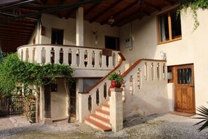 Private entrance with balcony