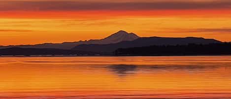 Mount Baker at sunrise ... 