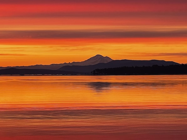 Mount Baker at sunrise ... 