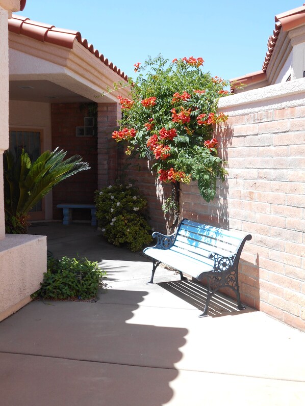 Lovely SW-style 2-bd, 2 /12 ba home in golf community. Very private & serene.
