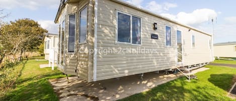 Luxury mobile home with a modern design throughout!