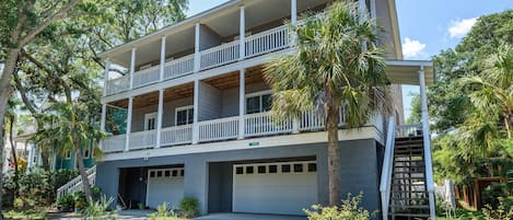 Welcome to 114A W Hudson! View of the front of the house from the street. Plenty of parking available in the driveway.  Location was ideal for walking to all restaurants, nightlife and beach.