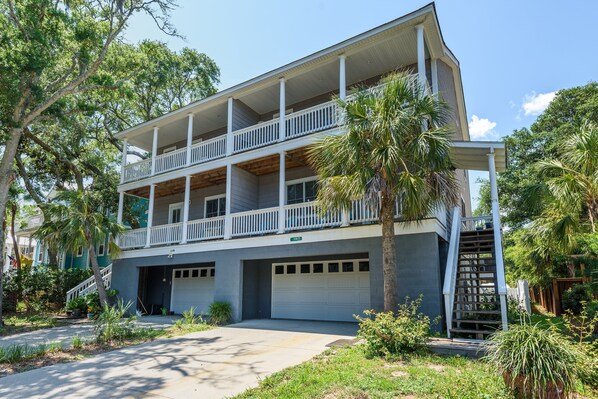 Welcome to 114A W Hudson! View of the front of the house from the street. Plenty of parking available in the driveway.  Location was ideal for walking to all restaurants, nightlife and beach.