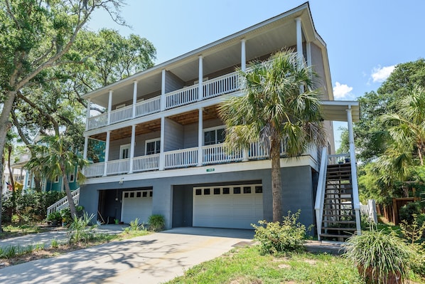 Welcome to 114A W Hudson! View of the front of the house from the street. Plenty of parking available in the driveway. Location was ideal for walking to all restaurants, nightlife and beach.
