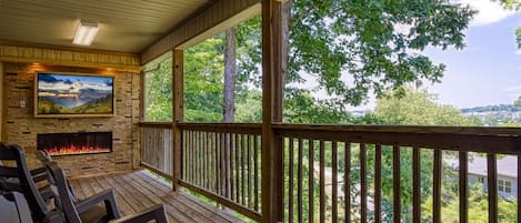 Pigeon Forge Cottage with a Hot Tub - Inn the Vicinity - Back deck with outdoor fireplace