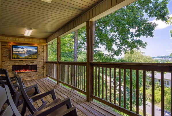 Pigeon Forge Cottage with a Hot Tub - Inn the Vicinity - Back deck with outdoor fireplace