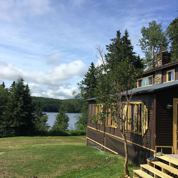 Front of house with view to lake