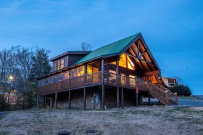 Pigeon Forge Spa Cabin - Spa Dee Dah - Wraparound Deck