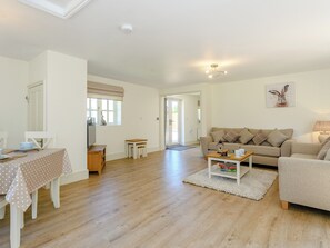 Stylish open-plan design | Woodcutters Cottage - Bray Holiday Cottages, Fulletby, near Horncastle