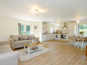 Spacious open-plan living areas | Woodcutters Cottage - Bray Holiday Cottages, Fulletby, near Horncastle